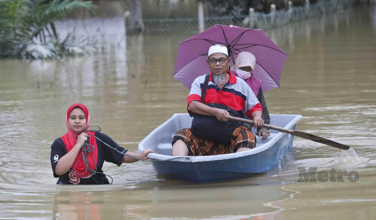 Pelajar Ini Harung Air Hantar Ibu Ayah ke Masjid Tahun 2020 1 Pelajar Ini Harung Air Hantar Ibu Ayah ke Masjid