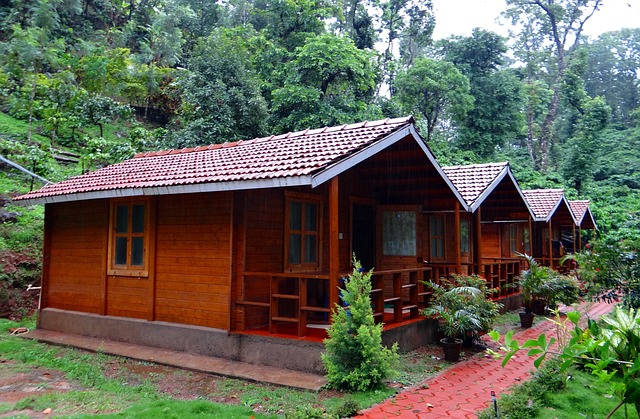 35 Tips Percutian Bajet Bersama Keluarga 7 log huts 345360 640